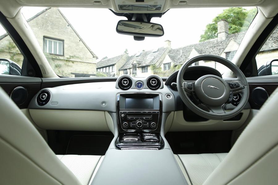  Jaguar XJ 2012 года  (UK) (фото 12 из 121)